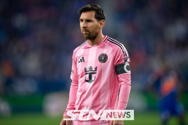 인터 마이애미의 리오넬 메시가 24일 미국 오하이오주에 위치한 TQL 스타디움에서 치러진 2025 미국 메이저리그 사커(MLS)컵 플레이오프 동부 컨퍼런스 4강전에서 생각에 잠겼다. /사진=뉴시스(AP)