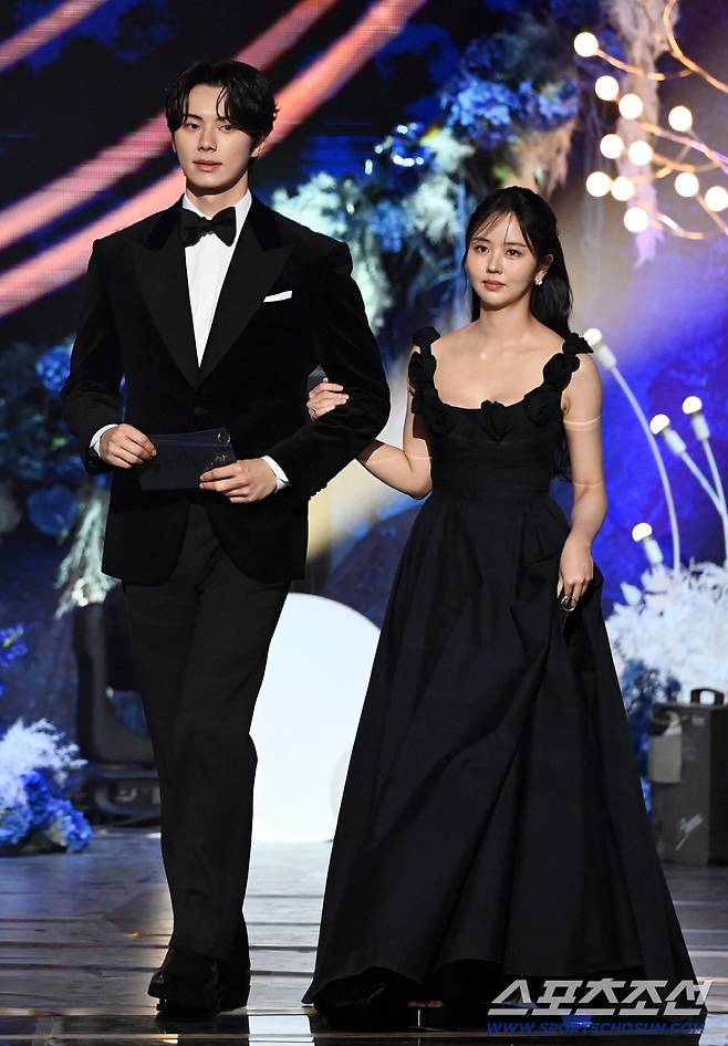 제46회 청룡영화상 시상식이 19일 여의도 KBS홀에서 열렸다. 시상자로 나온 이채민과 김소현. 허상욱 기자  wook@sportschosun.com/2025.11.19/