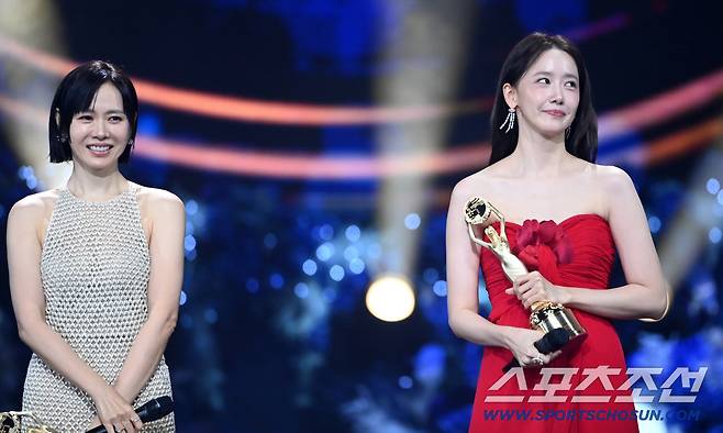 제46회 청룡영화상 시상식이 19일 여의도 KBS홀에서 열렸다. 청정원 인기 스타상을 수상한 손예진, 임윤아가 기뻐하고 있다. 있다. 허상욱 기자  wook@sportschosun.com/2025.11.19/