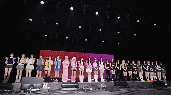 트리플에스 미소녀즈 앨범 발표

    (서울=연합뉴스) 이재희 기자 = 걸그룹 트리플에스가 24일 서울 용산구 블루스퀘어에서 열린 '비욘드 뷰티' 앨범 발표회에서 포즈를 취하고 있다. 24인으로 구성된 트리플에스는 이번 앨범에서 문, 선, 넵튠, 제니스 네 디멘션(MSNZ·미소녀즈)으로 멤버를 나누어 활동한다. 2025.11.24

    scape@yna.co.kr

(끝)





<저작권자(c) 연합뉴스, 무단 전재-재배포, AI 학습 및 활용 금지>