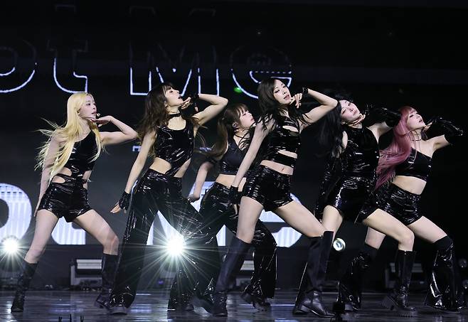 신곡 선보이는 트리플에스 넵튠 디멘션

    (서울=연합뉴스) 이재희 기자 = 걸그룹 트리플에스의 넵튠 디멘션이 24일 서울 용산구 블루스퀘어에서 열린 '비욘드 뷰티' 앨범 발표회에서 '플라이 업' 무대를 선보이고 있다. 24인으로 구성된 트리플에스는 이번 앨범에서 네 조(문, 선, 넵튠, 제니스·MSNZ)로 멤버를 나누어 활동한다. 2025.11.24

    scape@yna.co.kr

(끝)





<저작권자(c) 연합뉴스, 무단 전재-재배포, AI 학습 및 활용 금지>