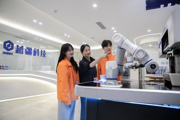 지난 20일부터 23일까지 중국 심천에서 진행한 미래에셋 박현주재단의 '제26회 글로벌 문화제험단'에서 행사에서 참여자들이 로봇 자동화 기업 '도봇(DOBOT)'을 방문해 로봇 장비 시연을 관람하고 있다. ⓒ미래에셋증권