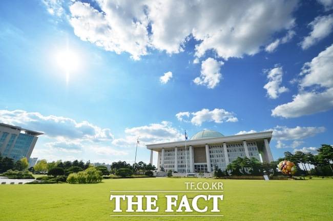 흔히들 국회의원을 '국민의 대표'라고 한다. 그러나 특정 직군과 인구층, 배경을 가진 이들이 국회의원 중 절대다수라면 '모든 국민'을 대표한다고 말하긴 어렵다. <더팩트>가 진행한 제22대 국회의원 인적 사항 통계 작업에 따르면 특정 직군과 인구층, 출신 대학 등에서 '쏠림 현상'이 두드러진 것을 확인할 수 있었다. /더팩트 DB