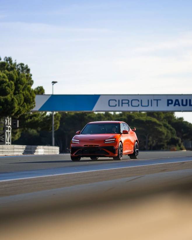 제네시스의 첫 고성능 전기차 GV60 마그마가 프랑스 폴 리카르 서킷 위를 달리고 있다. 제네시스 제공