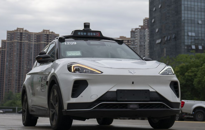 지난 6월 중국 후베이성 중부 우한에서 열린 도로 테스트 중 바이두의 아폴로 고 자율주행차의 모습. 연합뉴스