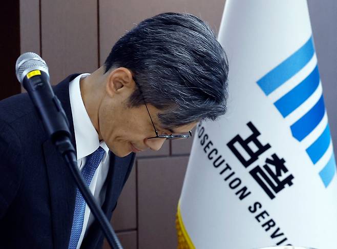 박철우 신임 서울중앙지검장이 21일 오전 서울 서초구 서울중앙지방검찰청에서 열린 제66대 서울중앙지방검찰청 검사장 취임식에서 취임사를 위해 단상에 올라 고개 숙여 인사하고 있다./뉴스1