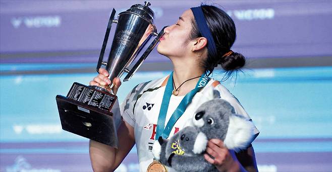 배드민턴 여자 단식 세계 1위 안세영이 23일 세계배드민턴연맹(BWF) 월드투어 호주 오픈 우승을 차지한 뒤 트로피에 입을 맞추고 있다. 올해에만 10번째 우승 세리머니다./AFP 연합뉴스