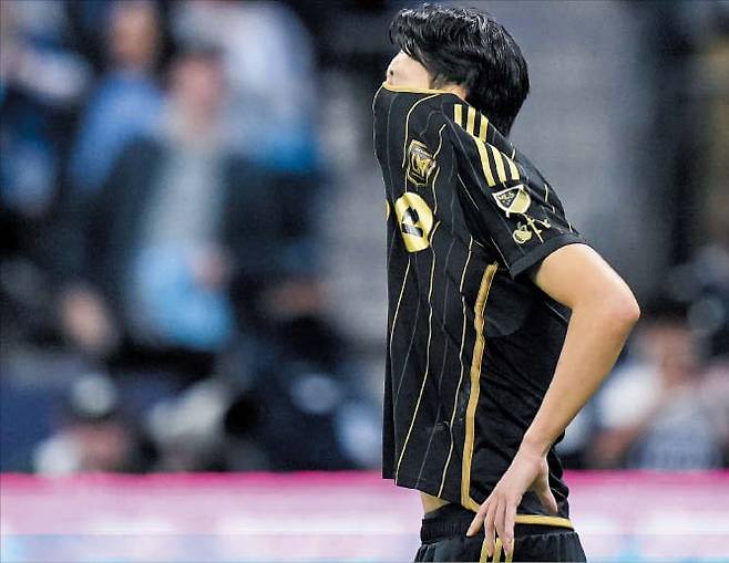 승부차기에서 실축하고 아쉬워하는 손흥민./AP 연합뉴스