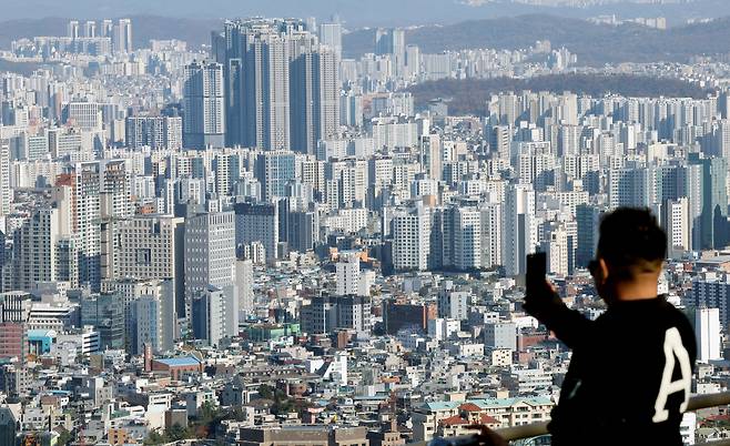 서울 중구 남산에서 바라본 아파트 단지의 모습. /뉴스1