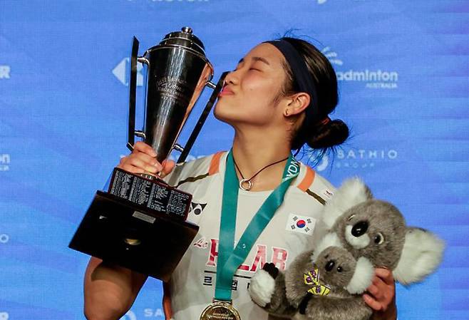 안세영이 23일 세계배드민턴연맹(BWF) 월드투어 호주오픈에서 우승한 뒤 코알라 인형을 안은 채 트로피에 입을 맞추고 있다. 세계배드민턴연맹 제공