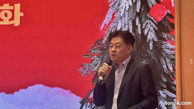 전진경 비알코리아 LAB 전무가 24일 서울 강남구 소재 ‘워크샵 by 배스킨라빈스(이하 ‘워크샵’)’에서 2025년 크리스마스 케이크를 소개하고 있다. 윤우열 기자 cloudancer@donga.com