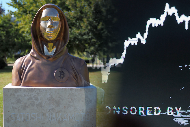 비트코인 폭락으로 창시자 사토시 나카모토의 추정 재산이 1370억달러에서 907억달러로 34% 급감해 포브스 20위로 밀렸다. 109만6000BTC를 한 번도 팔지 않은 그는, 양자컴퓨터로 암호화폐 보안이 흔들리는 ‘Q-데이’가 다가오면 정체를 드러낼 수 있다는 관측도 나온다. 사진은 부다페스트에 있는 나카모토의 동상. AP/뉴시스·위키피디아(Fekist, CC BY-SA 4.0)
