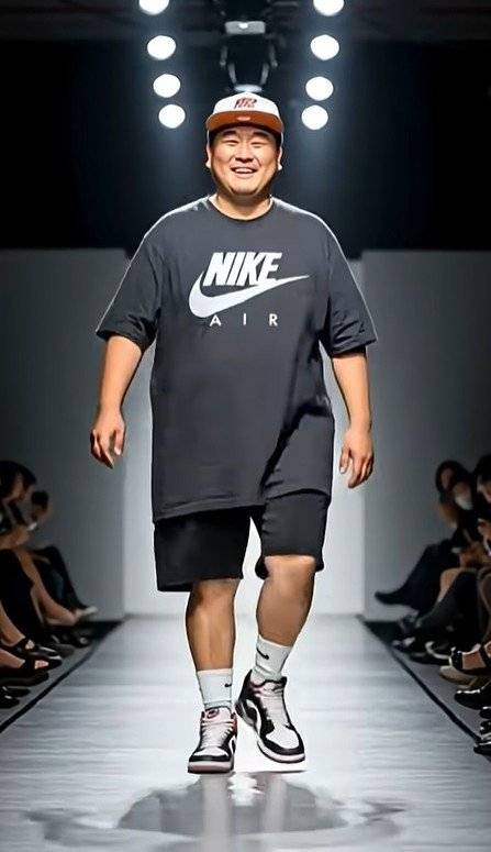 최근 온라인 커뮤니티 등에서 화제를 모은 생성형 인공지능(AI)으로 만든 ‘영포티’ 런웨이 영상의 한 장면. 배가 나온 중년 남성이 젊은 세대가 즐겨 입는 스타일을 따라 한 모습이다. 사진 출처 유튜브 캡처