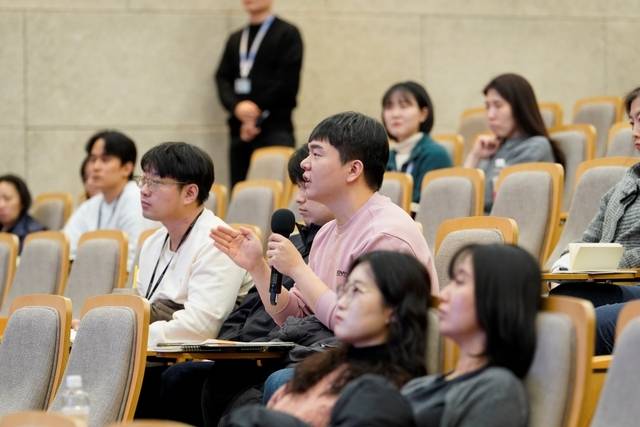 삼성SDI 임직원들이 지난 20일 경기도 수원 연구소에서 열린 ‘학회·전시회 참관 공유회’에 참석해 최신 업계 동향과 향후 제품, 기술 개발 방향을 토론하고 있다. 삼성SDI 제공.