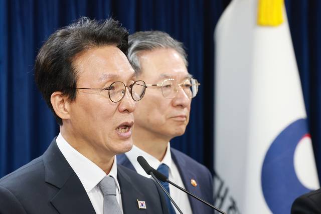 김민석(왼쪽) 국무총리가 지난 11월 18일 정부서울청사에서 '론스타 국제투자분쟁(ISDS) 취소 신청'과 관련해 긴급 브리핑하고 있다. 오른쪽은 정성호 법무부 장관. 김 총리는 이날 브리핑을 통해 론스타 ISDS 취소 절차를 심리하는 국제투자분쟁해결센터(ICSID) 취소위원회로부터 '대한민국 승소' 결정을 받았다고 밝혔다.<연합뉴스 사진>