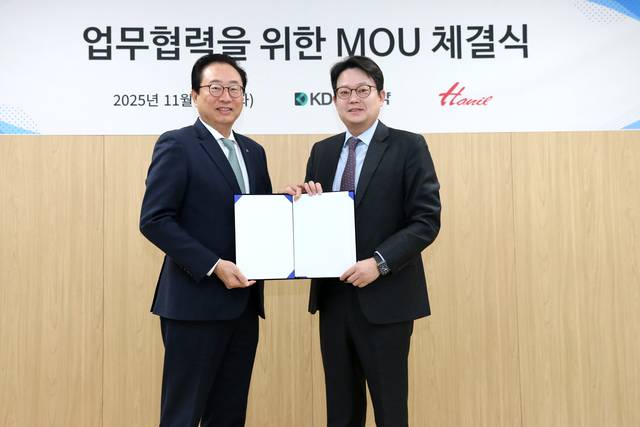 강재성(왼쪽) 한일전기 대표와 김경훈 경동제약 김경훈 대표가 지난 18일 업무협약을 체결하고 기념촬영을 하고 있다. 한일전기 제공