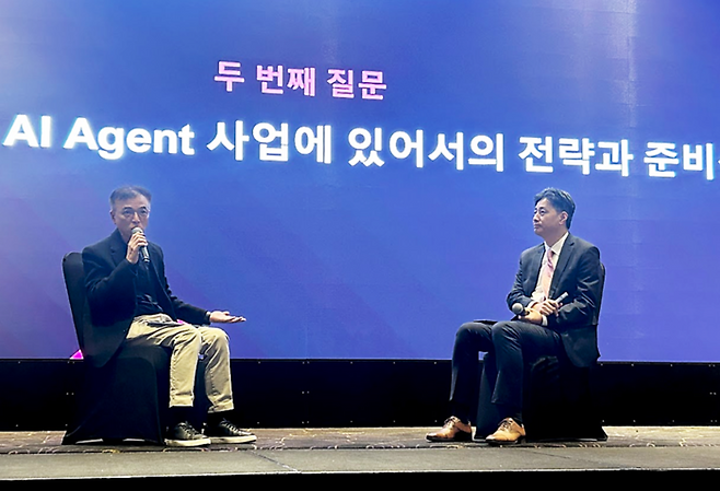 특별 대담 중인 SS&C 블루프리즘 김병섭 지사장(우)과 메타넷글로벌 김기호 대표(좌)