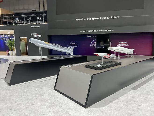 현대로템이 개발한 덕티드 램제트 엔진(왼쪽)과 극초음속 이중램제트 엔진. 현대로템 제공