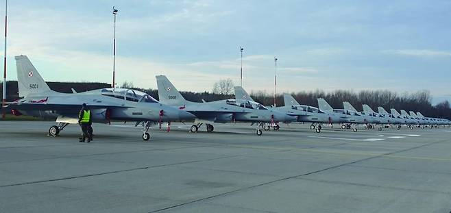 KAI가 역대 최단기간 납품에 성공한 FA-50GF 12대가 나란히 서있다. KAI 제공