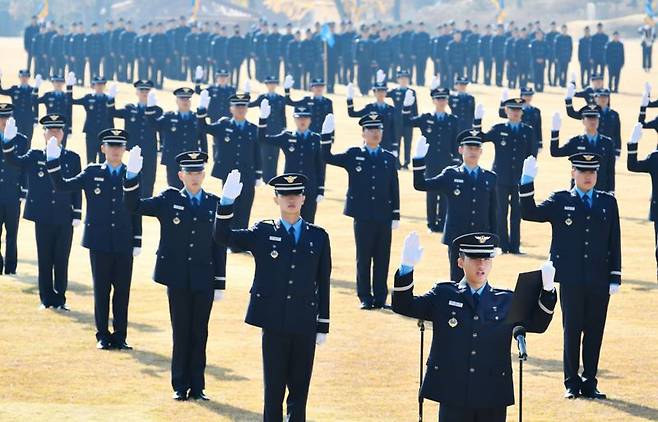 공군은 24일 공군교육사령부 대연병장에서 제155기 학사사관후보생 임관식을 거행했다. 사진은 임관선서를 하고 있는 신임 소위들. 공군 제공