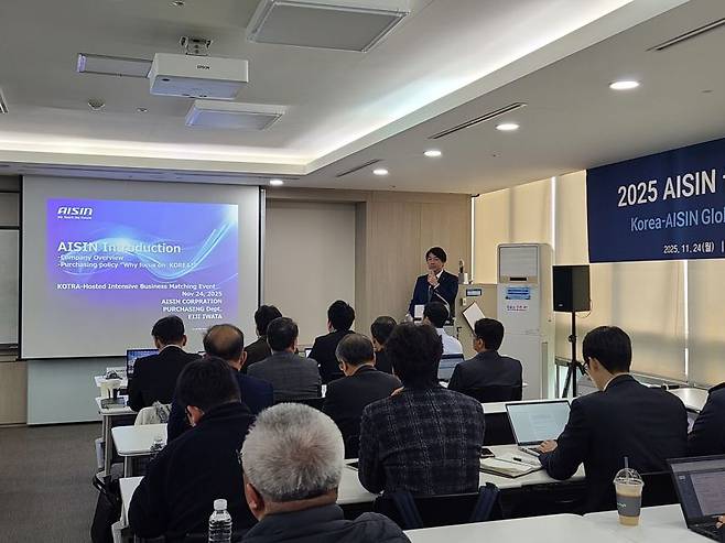 ‘2025 아이신 글로벌 생산거점 진출지원 상담·설명회’가 24일 서울 양재동 코트라 본사에서 열린 가운데 이와타 에이지 아이신 본사 제3조달실 실장이 참가기업들을 대상으로 발표를 진행하고 있다. 사진=코트라 제공