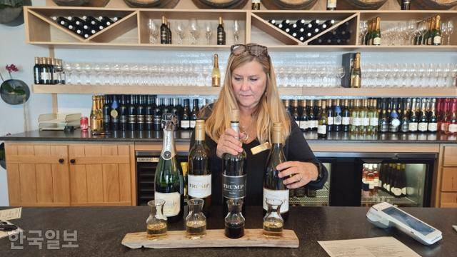 12일 미국 버지니아주 샬러츠빌 ‘트럼프 와이너리’의 시음장에서 바텐더 조이가 4가지 시음용 와인을 준비하고 있다. 다 합쳐 와인 한 잔 양을 마시는 데 30달러(약 4만4,000원)를 받는다. 와인 종류는 왼쪽부터 블랑 드 누아르(스파클링), 소비뇽 블랑(화이트), 카베르네 소비뇽(레드), 비오니에(화이트). 샬러츠빌=권경성 특파원