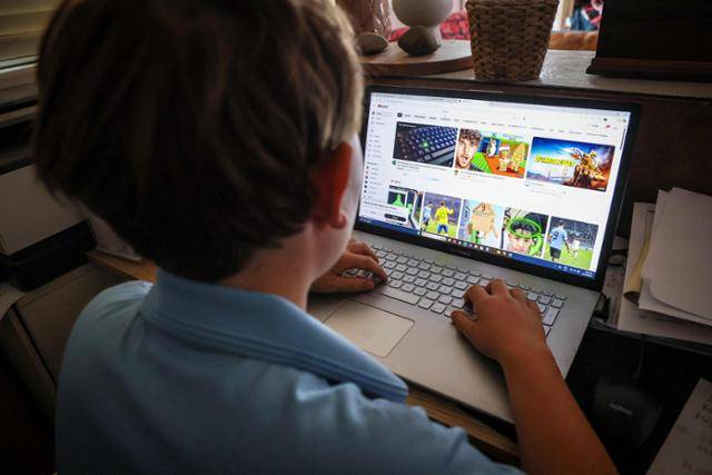 지난달 호주 고스포드에서 한 소년이 컴퓨터로 SNS를 보고 있다. 고스포드=AFP 연합뉴스