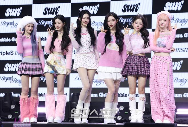 트리플에스 미소녀즈(msnz) 선이 24일 오후 서울 용산구 블루스퀘어에서 열린 새 앨범 'Beyond Beauty' 발매기념 쇼케이스에 참석해 포토타임을 갖고 있다. 트리플에스 미소녀즈는 네 가지 디멘션으로 나뉜다. moon은 설린과 지연, 소현, 카에데, 시온, 린으로, sun은 신위, 유연, 마유, 채원, 채연, 혜린으로 구성됐다. neptune에는 서연과 다현, 나경, 니엔, 코토네, 서아가, zenith에는 하연, 연지, 지우, 유빈, 주빈, 수민이 합류했다. 서병수 기자 qudtn@edaily.co.kr /2025.11.24/