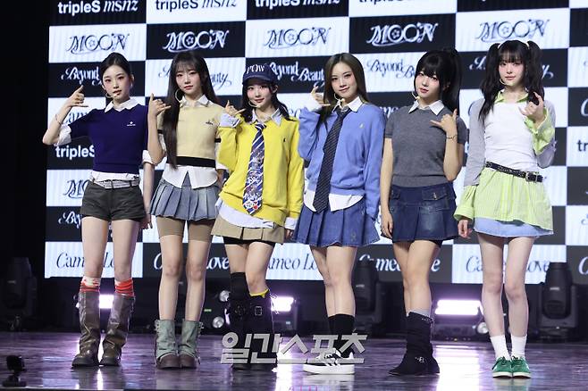 트리플에스 미소녀즈(msnz) 문이 24일 오후 서울 용산구 블루스퀘어에서 열린 새 앨범 'Beyond Beauty' 발매기념 쇼케이스에 참석해 포토타임을 갖고 있다. 트리플에스 미소녀즈는 네 가지 디멘션으로 나뉜다. moon은 설린과 지연, 소현, 카에데, 시온, 린으로, sun은 신위, 유연, 마유, 채원, 채연, 혜린으로 구성됐다. neptune에는 서연과 다현, 나경, 니엔, 코토네, 서아가, zenith에는 하연, 연지, 지우, 유빈, 주빈, 수민이 합류했다. 서병수 기자 qudtn@edaily.co.kr /2025.11.24/