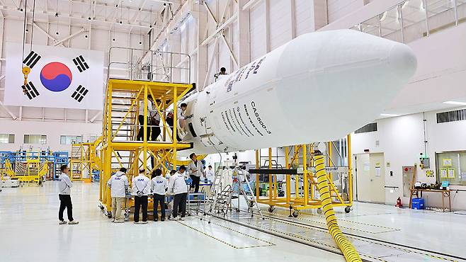 고흥 나로우주센터 조립동에서 지난 19일 연구진들이 누리호 4차 발사 총조립을 수행하고 있다 2025.11.20 [한국항공우주연구원 제공]