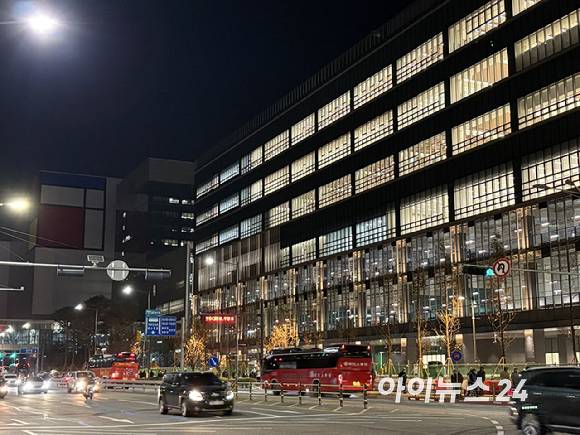 지난 19일 새벽 6시 삼성전자 평택캠퍼스 라인 건물 앞 도로 모습. [사진=권서아 기자]