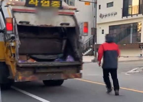 강원도 양양군 한 7급 공무원이 환경미화원들에게 폭행 등 갑질을 일삼았다는 의혹이 제기되자 경찰이 수사에 나섰다. 사진은 해당 공무원이 환경미화원들을 차에 태우지 않고 차를 출발하는 것으로 추정되는 모습. [사진=MBC 보도화면 캡처]