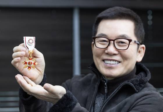 최신규 초이크리에이티브랩 대표가 지난 7일 받은 문화훈장을 보여주고 있다. 권혁재 사진전문기자