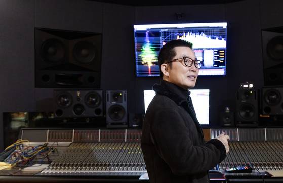 최신규. 초이크리에이티브랩 대표가 그의 사무실에 설치된 콘솔 앞에서 포즈를 취하고 있다. 권혁재 사진전문기자