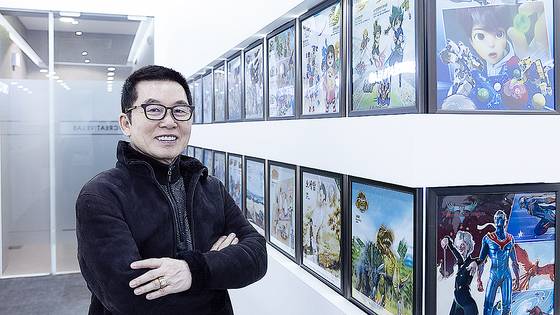 최신규. 초이크리에이티브랩 대표. 그가 제작한 수많은 작품들을 전시한 사무실에서 포즈를 취하고 있다. 권혁재 사진전문기자