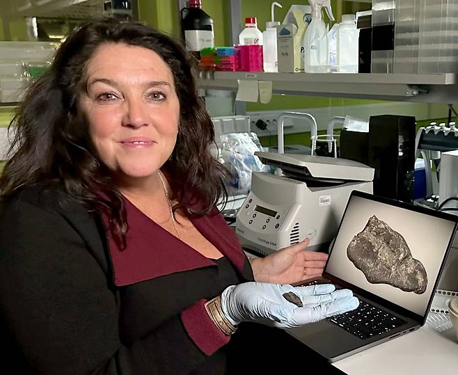 역사학자 베타니 휴즈가 다큐멘터리 방송에서 ‘껌’ 관련 물질을 선보이고 있다. 사진 영국 채널4 캡처