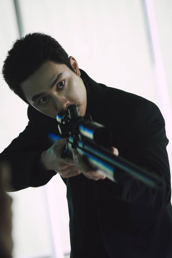 '조각도시'의 요한(도경수)는 규칙도, 인간성도 없는 죽음의 레이싱 게임을 설계한다. 사진 디즈니플러스