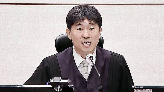 지난달 13일 서울 서초구 서울중앙지법에서 열린 윤석열 전 대통령의 내란 우두머리, 직권남용 권리행사 방해 혐의 사건 속행 공판에서 지귀연 부장판사가 발언하고 있다. [연합뉴스]
