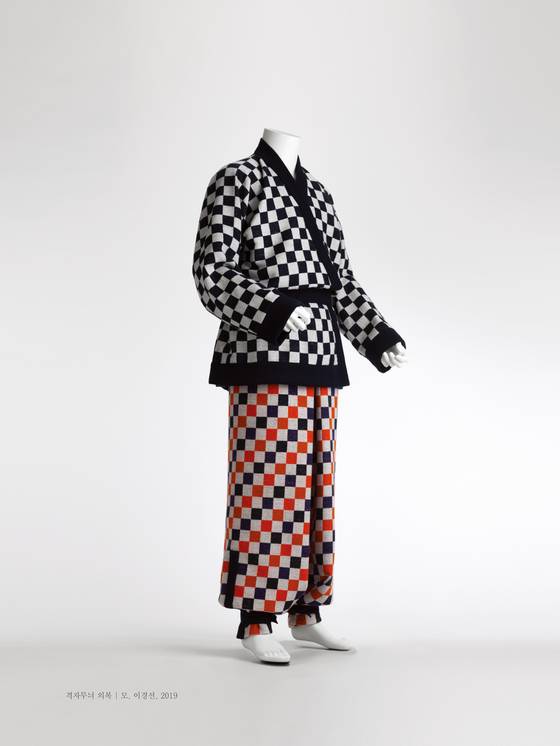 벽화 속 남녀 고구려인 의상을 바탕으로 제작한 격자무늬 옷. [사진 온지음 옷공방]