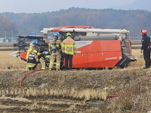 ▲ 24일 오전 9시 40분쯤 철원군 동송읍 금연저수지 인근 논 경작지에 있던 콤바인에서 불이 나 소방당국이 10여분 만에 진화했다. 강원소방본부 제공