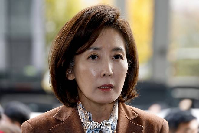 2019년 국회 패스트트랙 충돌 관련 특수공무집행방해 등 혐의로 기소된 나경원 국민의힘 의원이 지난 19일 서울남부지방법원 선고 공판에 출석하며 취재진에게 입장을 밝히고 있다. 문재원 기자