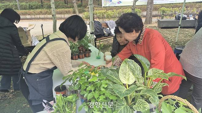 그린코디네이터 자격을 갖고 있는 은둔·고립청년과 경력단절여성들이 지난 8일 서울 노원구 경춘선숲공원에서 열린 ‘노원의 다시쓰는 지혜’ 행사 체험부스에서 아이들에게 화분꾸미기 방법을 알려주고 있다. 류인하 기자