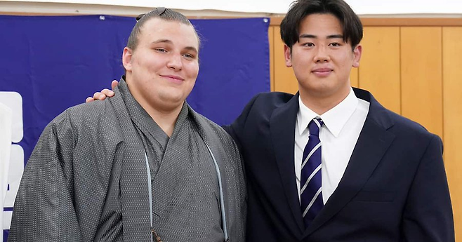 (왼쪽부터) 지난해 11월 촬영된 우크라이나 출신 일본 스모 선수 아오니시키 아라타(21)와 간사이대 스모부 코치 야마나카 아라타(26)의 모습. 산케이신문 엑스 갈무리.