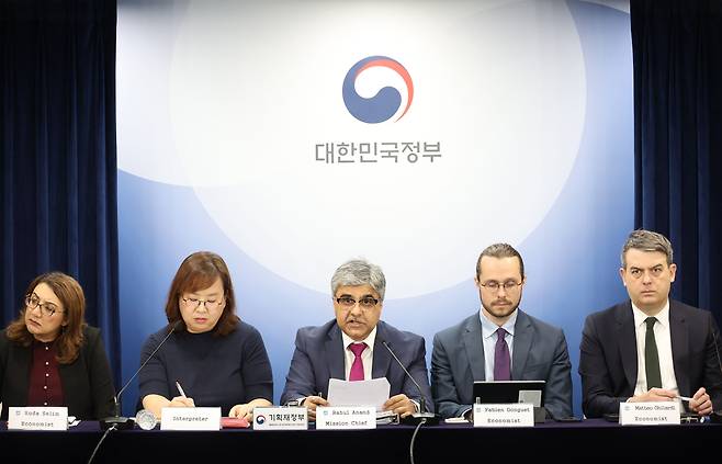 라훌 아난드 국제통화기금(IMF) 한국 미션단장이 지난 9월 24일 정부서울청사에서 2025년 IMF 연례협의 결과 브리핑을 하고 있다. 연합뉴스