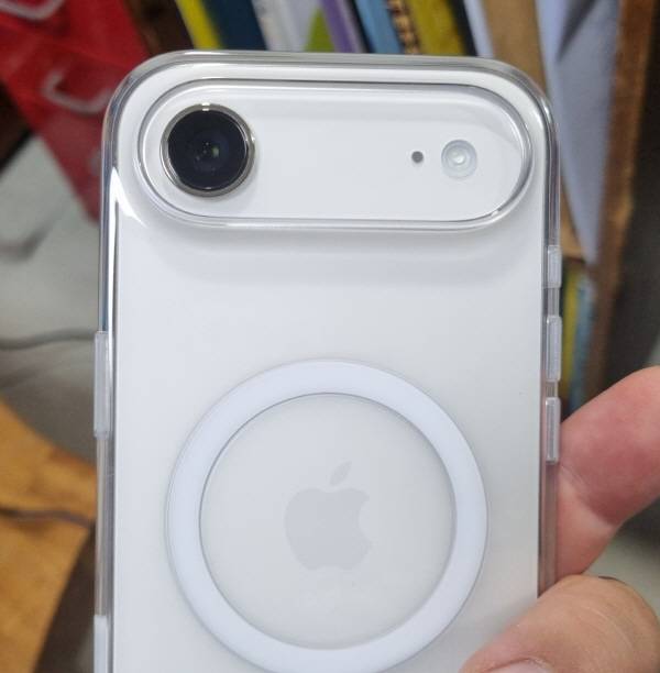 정품 케이스를 씌운 아이폰 에어 후면 상단부. 정옥재 기자