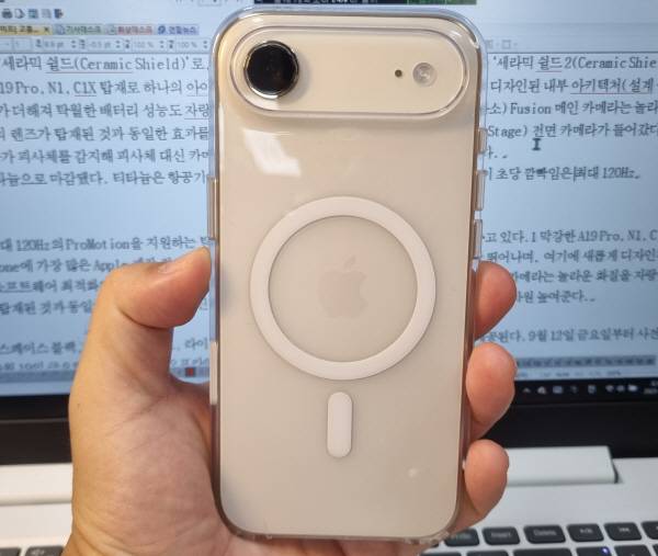 정품 케이스를 씌운 아이폰 에어 후면 전체 모습. 정옥재 기자