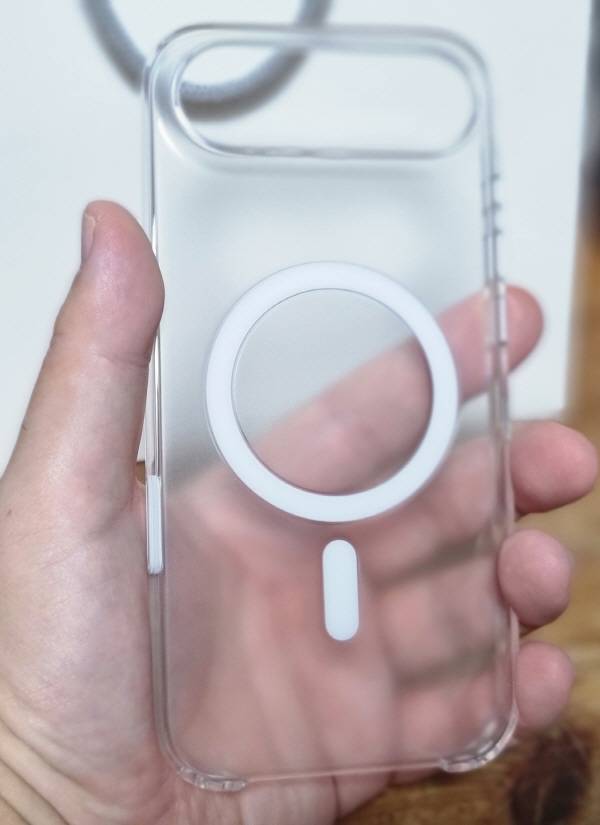 아이폰 에어 전용 정품 투명 케이스(맥세이프용). 정옥재 기자