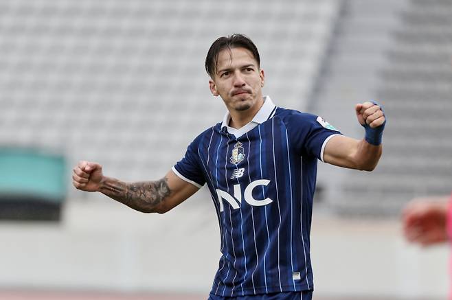 11골 11도움을 달성하며 K리그2 최우수선수상, 베스트일레븐 후보에 선정된 에울레르. 서울 이랜드 FC 제공