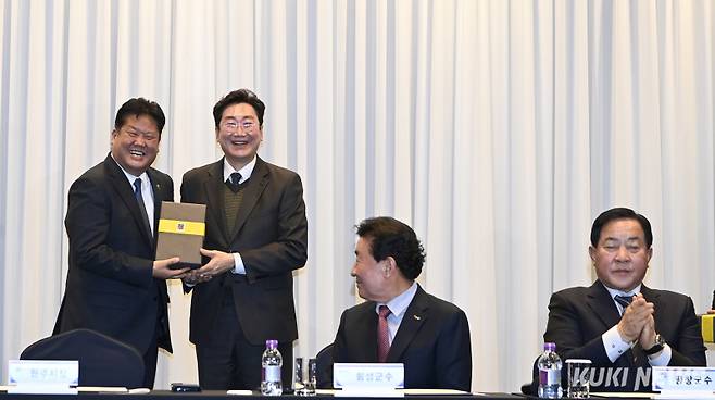 24일 열린 ‘제7차 공항개발 종합계획, 원주(횡성)공항의 국제화 사업 반영’ 요청 공동 건의문 서명식에서 원강수 원주시장이 이상호 태백시장(왼쪽)에게 기념품을 전달하고 있다. 원주시