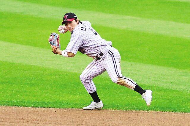 위 사진은 지난달 26일 한국시리즈 1차전에서 호수비를 펼치는 장면, 아래는 같은 경기에서 과감한 베이스 슬라이딩으로 득점하는 순간. 연합뉴스